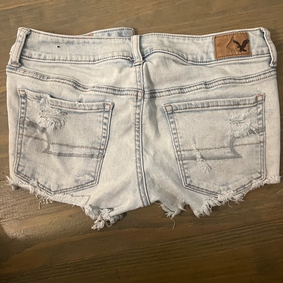 VGUC Light wash low rise AE shortie shorts - Picture 3 of 5